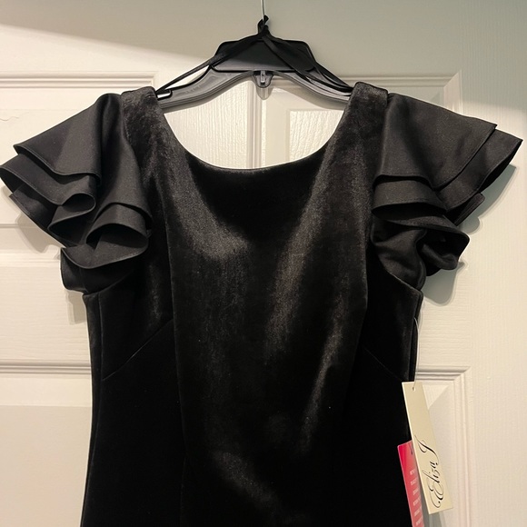 Eliza J Black Velvet Gown with Flutter Sleeves - Picture 4 of 6